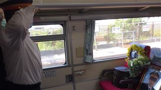淳修專列悄停新富站　領門師上車淚別