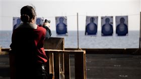 美國據報派一艘兩棲攻擊艦到具主權爭議的南海水域，進一步加強在南海的軍事部署，還發出艦上官兵實彈演訓的照片，秀肌肉意味濃厚。（圖／翻攝自twitter.com/INDOPACOM）
