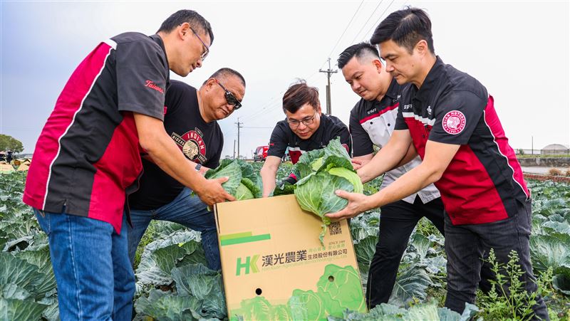 挺台灣農民　印地安重機做公益