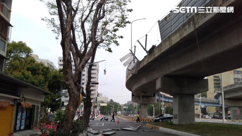 高雄超狂水泥車　撞爆隔音牆險墜橋