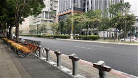 北市工務局改善1.7公里忠孝東路環境台北市工務局新建工程處9日表示，忠孝東路1至3段環境改善工程整合全長接近1.7公里道路沿線，包含捷運出入口、公車候車亭等空間，並拓寬人行道、建立無障礙空間及綠化。中央社記者陳昱婷攝  110年4月9日