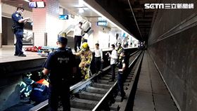 台北市南港車站發生旅客落軌事件。（圖／翻攝畫面）
