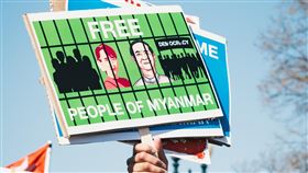 緬甸2月1日發生政變後，街頭出現要求回歸民主的大規模抗議活動，目前已有數百人喪命。（圖／翻攝自unsplash）