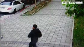 士林地檢署驚傳輪椅老婦遭人持角鋼痛毆腿部。（圖／翻攝畫面）