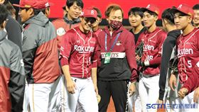 ▲樂天桃猿外野手詹智堯敲出勝利打點，賽後領隊浦韋青。（圖／記者劉彥池攝影）