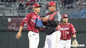 ▲樂天桃猿投手教練許銘傑更換投手張喜凱。（圖／記者劉彥池攝影）