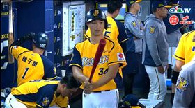 李振昌在休息室帶起頭盔，作勢準備上場打擊。（圖／翻攝自CPBL TV）