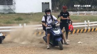 漁光島停車場滿地沙　騎車秒變沙塵暴