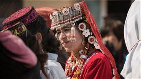 法國數個非政府組織與一名受害維吾爾倖存者9日向巴黎法院控訴4間跨國服裝巨擘，指控他們從新疆維吾爾人被迫勞動中獲利。（示意圖／翻攝自Unsplash圖庫）
