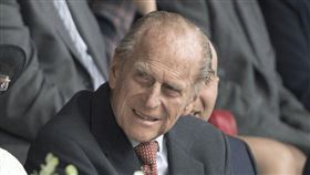 英國皇室菲立普親王（Prince Philip），17日自駕上路不幸發生車禍，在路口與另一台車對撞，導致車身翻覆但自身沒有受傷，而另一台車上的乘客則是手部骨折，送醫後無礙。事發6日之後，菲立普以親筆信向車禍傷者道歉，並表示當時是因為「陽光太刺眼」，才沒看清路況導致車禍發生，對此感到非常抱歉。（圖／翻攝自RoyalCentral twitter）