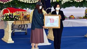 殉職飛官羅尚樺公祭　總統頒發褒揚令空軍司令部10日上午在空軍台東志航基地舉行殉職飛官羅尚樺公祭典禮，總統蔡英文（右）頒發羅尚樺褒揚令，由羅尚樺妻子（左）代表接受。中央社記者盧太城台東攝　110年4月10日