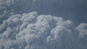 加勒比海島國聖文森的索夫瑞火山在休眠數十年後爆發，9日火山灰雲密布。（圖／翻攝自facebook.com/nemosvg）
