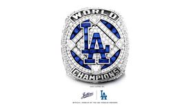 ▲道奇世界大賽冠軍戒，鑲了232顆鑽石、53顆藍寶石。（圖／翻攝自道奇推特）