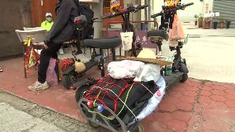 大甲媽祖遶境登場　香客帶滑板車追轎