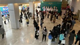 拉近一年來最遙遠距離 韓國劇場突破疫情走向世界韓國音樂劇製作公司SHINSWAVE將演藝圈常見偶像歌手擔任廣播DJ的場面搬上舞台，並邀請4名偶像歌手擔綱男主角，吸引不少粉絲進場或在線上觀賞。中央社記者廖禹揚首爾攝 110年4月3日