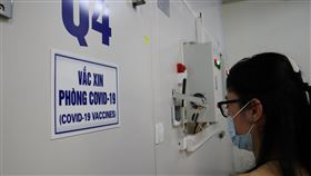 越南COVID-19疫苗冷藏庫越南「疫苗護照」的資訊技術基礎建設基本就緒，有望對滯留國外的越南公民、外國投資者、國際旅客敞開國門，但仍未明訂實施方式與時間。圖為越南國家衛生和流行病學研究所的COVID-19疫苗冷藏庫。中央社記者陳家倫河內攝  110年4月10日