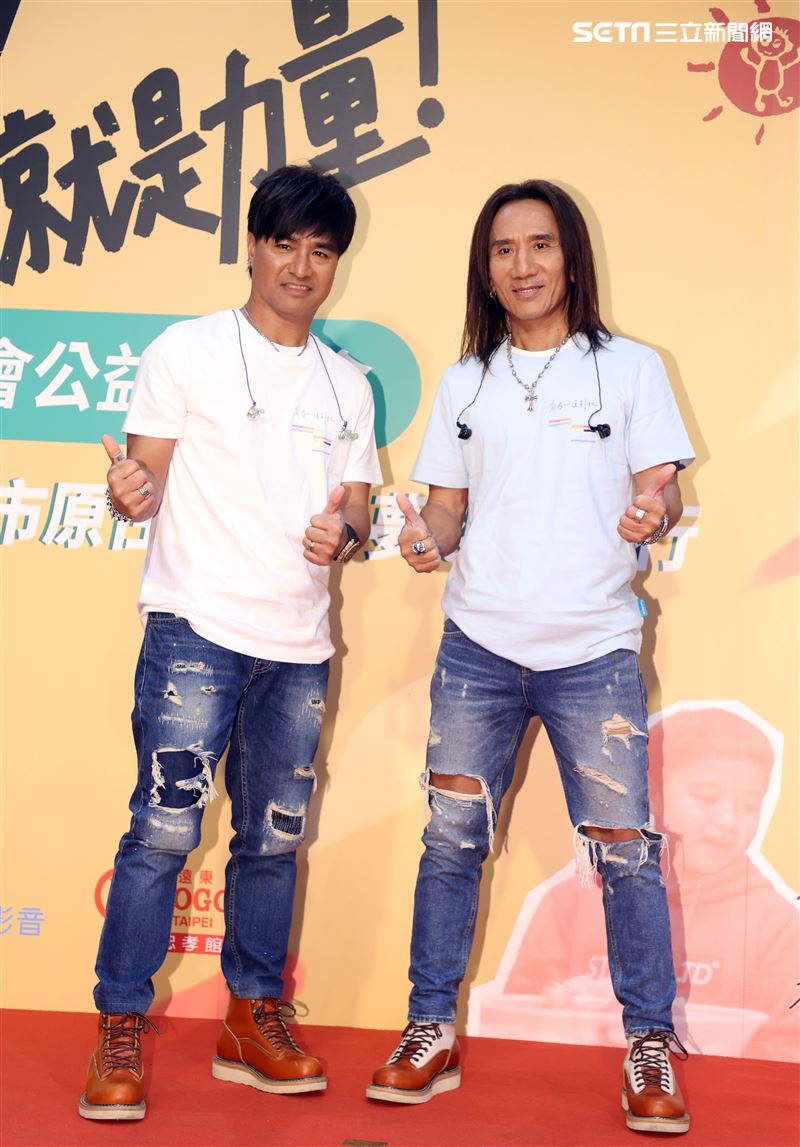 動力火車尤秋興、顏志琳與都原孩童攜手登台飆唱呼籲：撕下標籤，給都市原住民「wawa森林」孩子一個翻轉人生的機會。（記者邱榮吉/攝影）