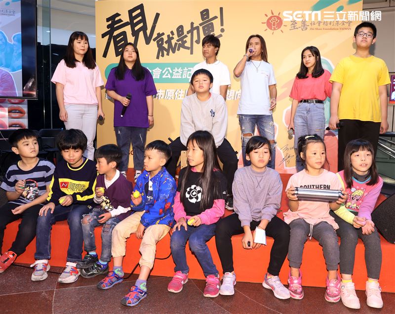 動力火車尤秋興、顏志琳與都原孩童攜手登台飆唱呼籲：撕下標籤，給都市原住民「wawa森林」孩子一個翻轉人生的機會。（記者邱榮吉/攝影）