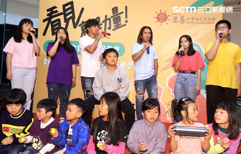 動力火車尤秋興、顏志琳與都原孩童攜手登台飆唱呼籲：撕下標籤，給都市原住民「wawa森林」孩子一個翻轉人生的機會。（記者邱榮吉/攝影）