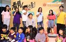 動力火車尤秋興、顏志琳與都原孩童攜手登台飆唱呼籲：撕下標籤，給都市原住民「wawa森林」孩子一個翻轉人生的機會。（記者邱榮吉/攝影）