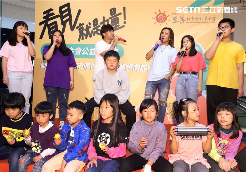 動力火車尤秋興、顏志琳與都原孩童攜手登台飆唱呼籲：撕下標籤，給都市原住民「wawa森林」孩子一個翻轉人生的機會。（記者邱榮吉/攝影）