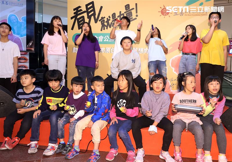 動力火車尤秋興、顏志琳與都原孩童攜手登台飆唱呼籲：撕下標籤，給都市原住民「wawa森林」孩子一個翻轉人生的機會。（記者邱榮吉/攝影）