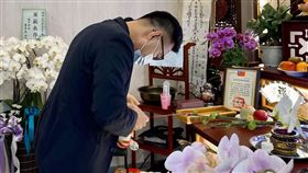 江啟臣赴袁淳修靈前致哀。（圖／翻攝自江啟臣臉書）