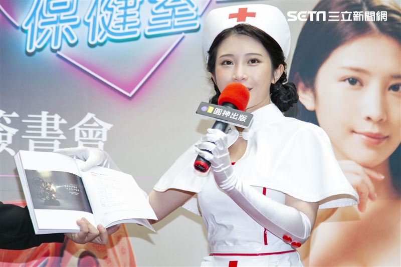 鄭家純出席《深夜保健室》簽書會記者會。（圖／記者楊澍攝影）