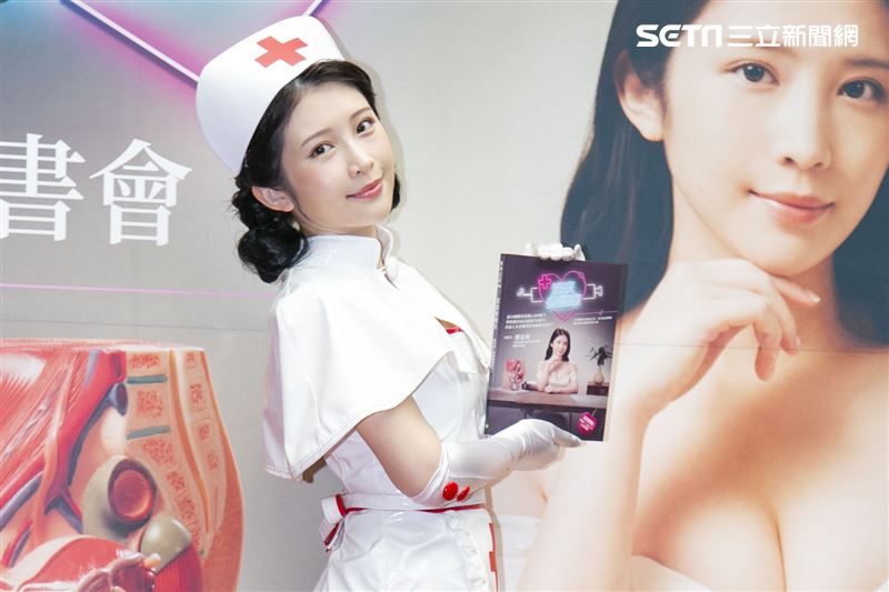 鄭家純出席《深夜保健室》簽書會記者會。（圖／記者楊澍攝影）