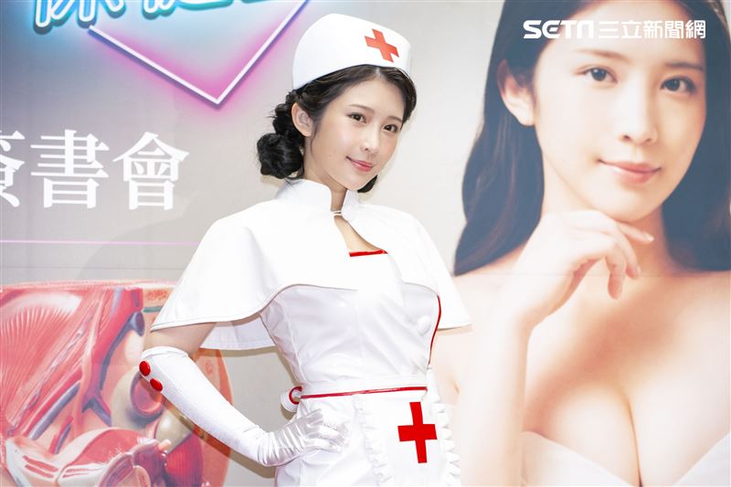 鄭家純出席《深夜保健室》簽書會記者會。（圖／記者楊澍攝影）