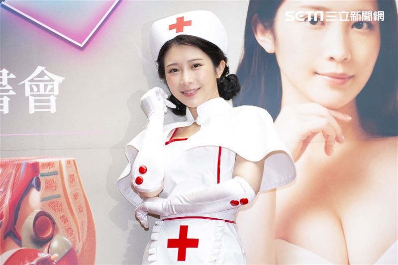 鄭家純出席《深夜保健室》簽書會記者會。（圖／記者楊澍攝影）