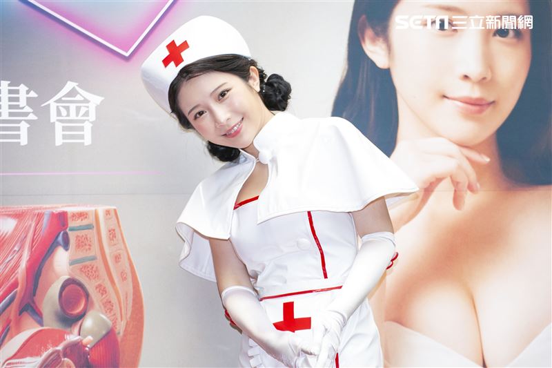 鄭家純出席《深夜保健室》簽書會記者會。（圖／記者楊澍攝影）