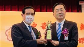 趙氏宗親基金會頒獎！東華大學校長趙涵捷獲頒「傑出宗親」（圖／趙氏宗親基金會授權提供）