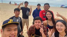 林逸翔與訓練中心成員移地訓練合照，卻被週刊誣指為同遊墾丁。（圖／張甄芸授權提供）