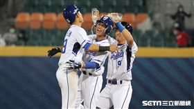 ▲富邦悍將二壘手莊韋恩敲出再見安打。（圖／記者劉彥池攝影）