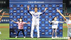 ▲富邦悍將二壘手莊韋恩敲出再見安打獲選單場MVP。（圖／記者劉彥池攝影）