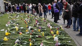 菲利普親王逝　英民眾持國旗鮮花赴白金漢宮哀悼，圖／美聯社／達志影像