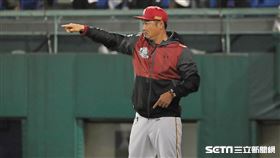 ▲樂天桃猿總教練曾豪駒把外野手陳晨威拉進內野防守。（圖／記者劉彥池攝影）