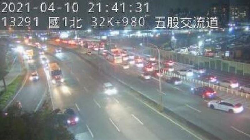 物流車貨物突掉落　國道塞車駕駛崩潰