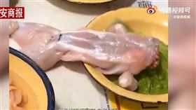 江蘇火鍋出現顫抖的牛蛙（圖／翻攝自漩渦視頻）