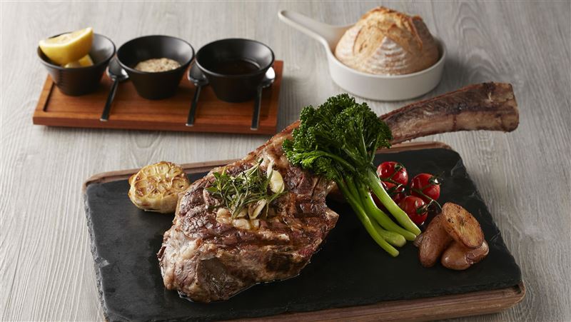 大口吃肉　飯店50盎司超大戰斧牛排