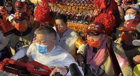 顏清標親自扛轎　大甲媽順利穿越彰化民