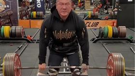 館長舉槓鈴（圖／翻攝自power3067830678 IG）