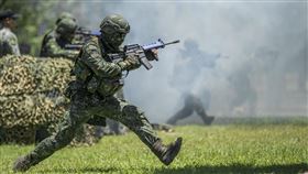 蔡英文、國軍、國防部、阿兵哥、軍人、槍、陸軍（總統府提供）