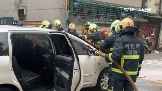 載孫返家突熄火　重新發動竟釀火燒車