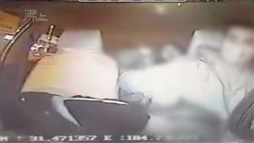 嫩妹乘客上車！臉秒趴司機「大腿」　他忍不住1反應網嗨爆▲（圖／翻攝自中國警方在線微博）

