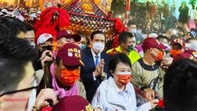 2021年大甲媽遶進香9日晚間11時正式起駕，前總統馬英九和台中市長盧秀燕扶轎。(圖/翻攝馬英九臉書)