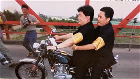 大甲媽祖遶境，大甲鎮瀾宮董事長顏清標，騎野狼機車載副董事長鄭銘坤，在西螺大橋追風