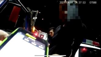 男控遭警夾傷手　警公布畫面打臉