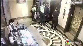 北市錢櫃KTV爆發酒客大亂鬥，4人慘遭彈簧刀刺傷大腿。（圖／翻攝畫面）